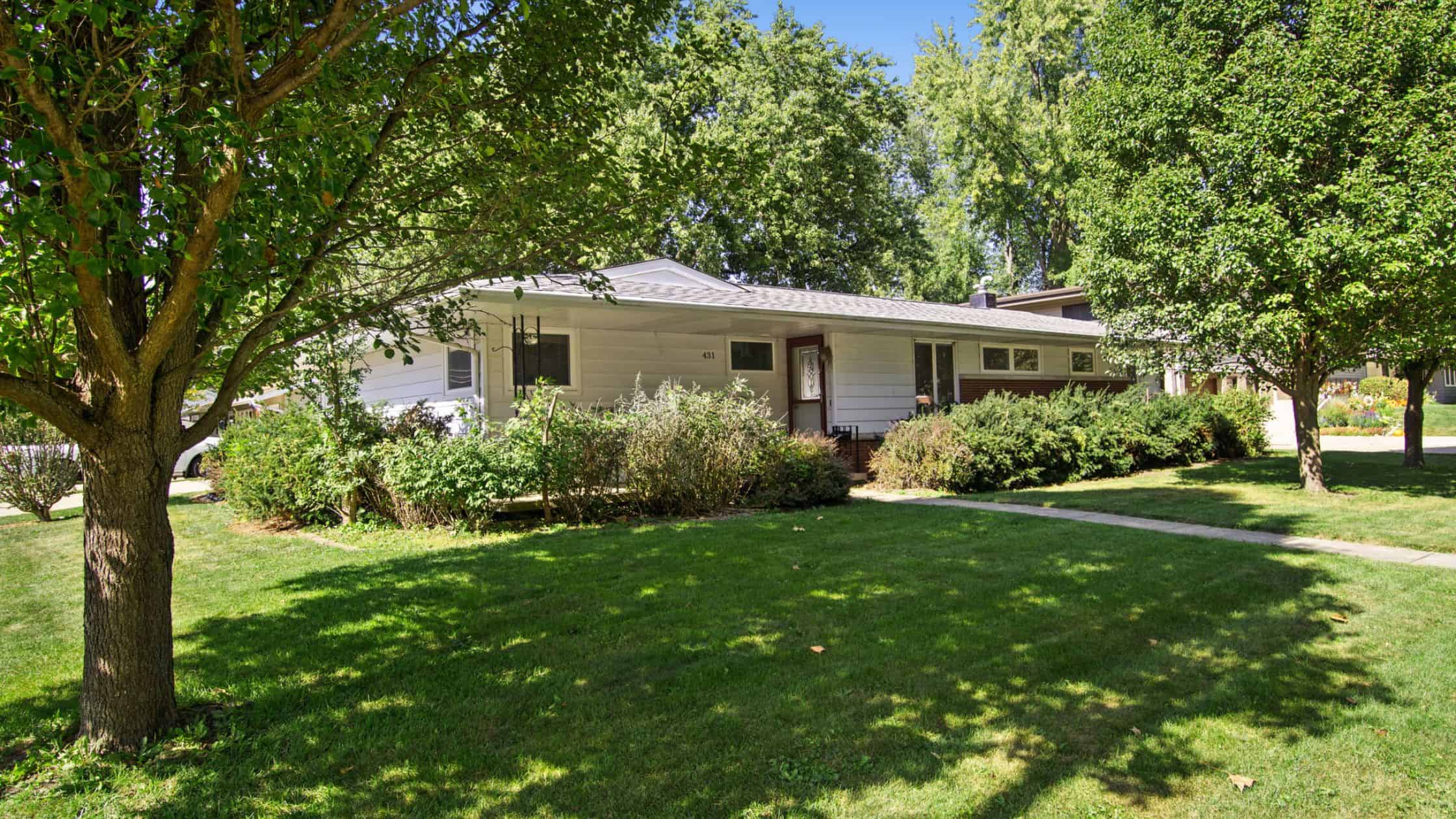 431 Parkside Dr, Sycamore, IL 60178